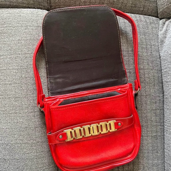 💋Vintage Red Purse w Gold Hardware & Shoulder Strap - Picture 7 of 10